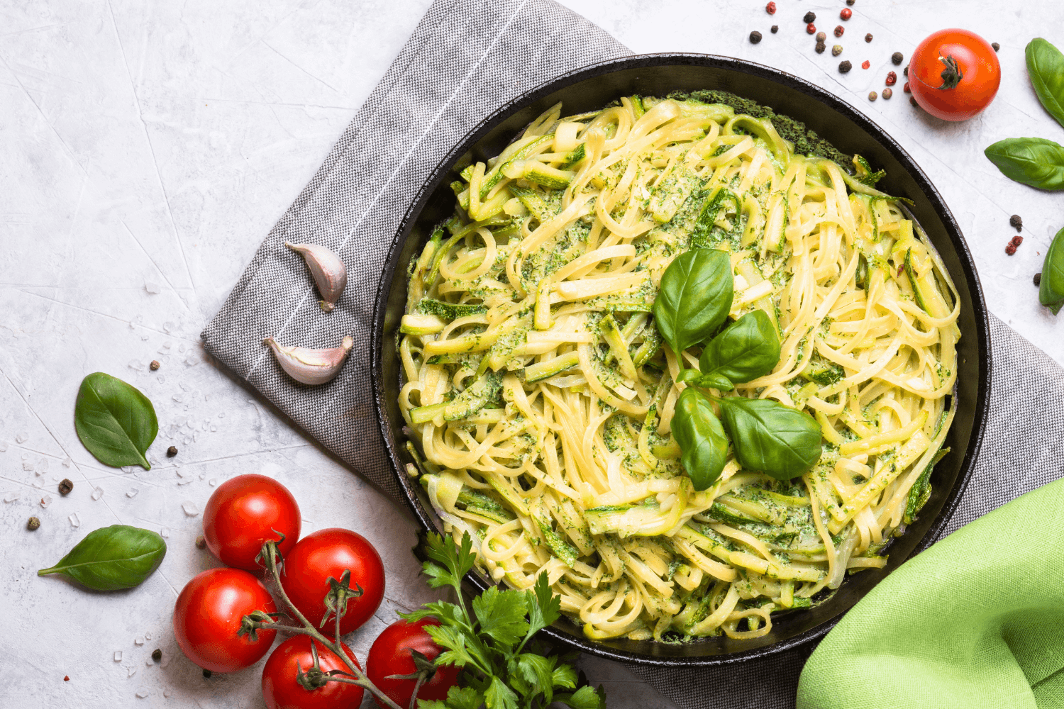 Cuketove spagety s bazalkovým pestem